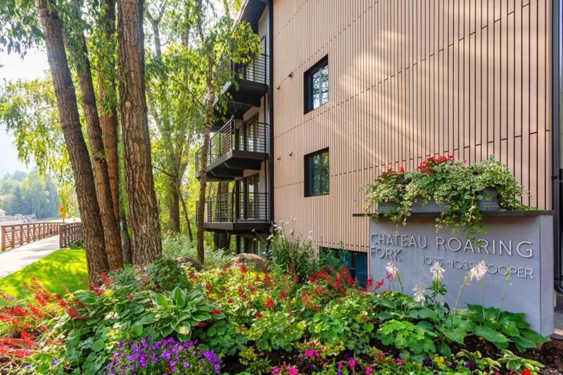 Chateau Roaring Fork Unit 22, Spacious Condo with Beautiful River Views, 4 Blocks to Town - B&B