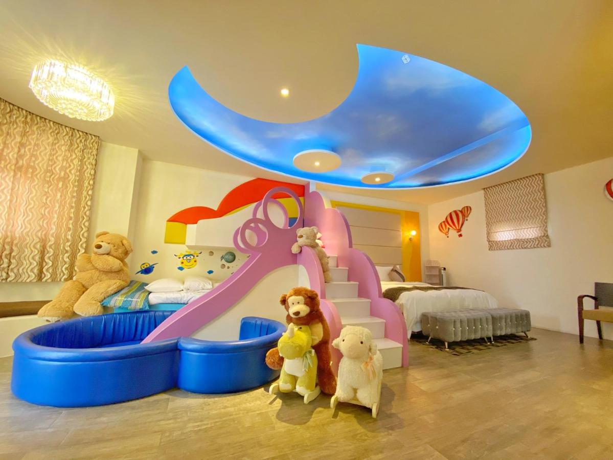 Suite con cama grande y balcón