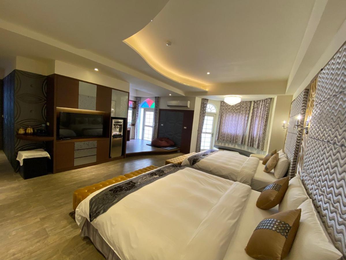 Suite con cama grande y balcón
