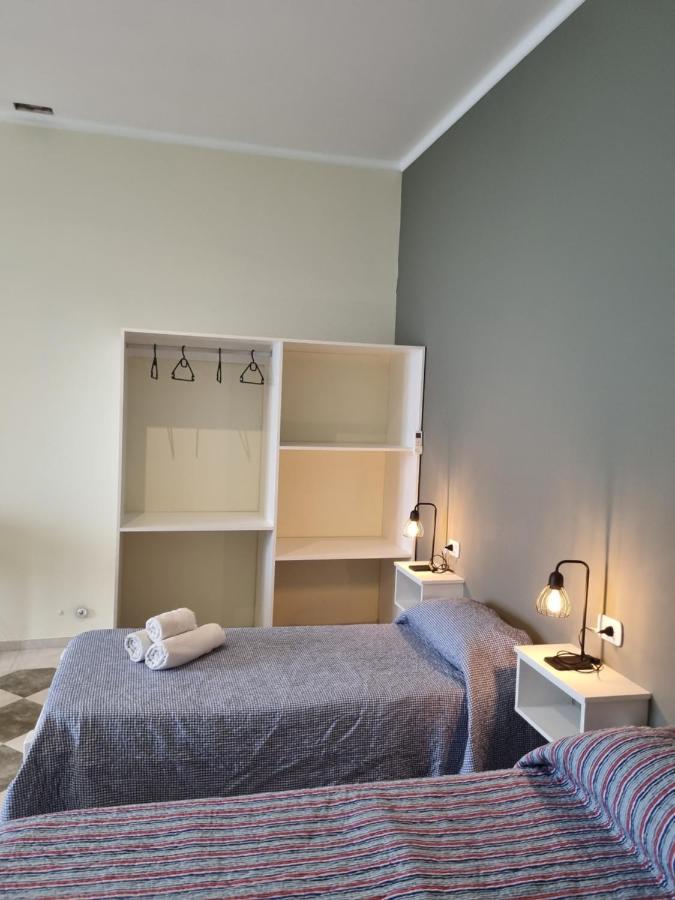 Kleine Tweepersoonskamer met 2 Aparte Bedden