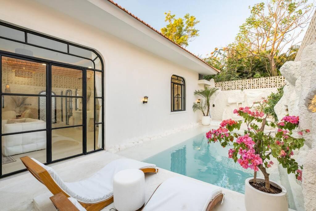 Villa Casa Thalasa with Waterfall Great Location - B&B Canggu