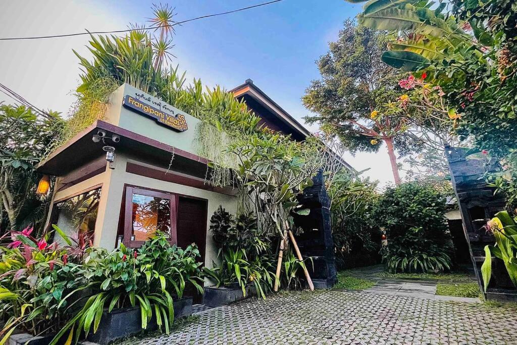 Frangipani Villa Kuning at Berawa - Chambres d’hôtes Canggu