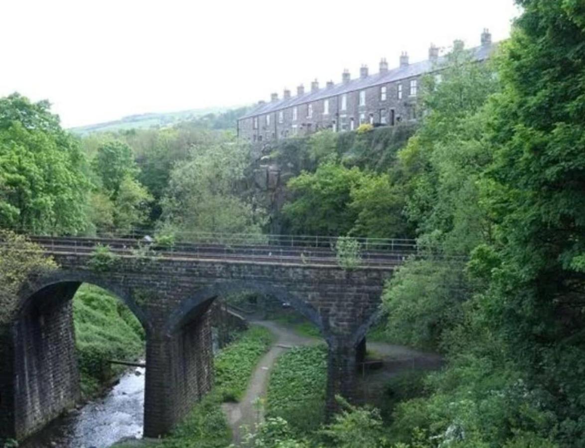 B&B Stockport - Immaculate 1-Bed House in Newtown Disley - Bed and Breakfast Stockport