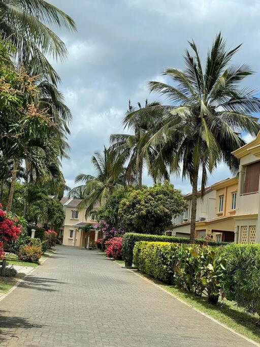 Elegant villa with direct access to the beach - Ferienwohnung