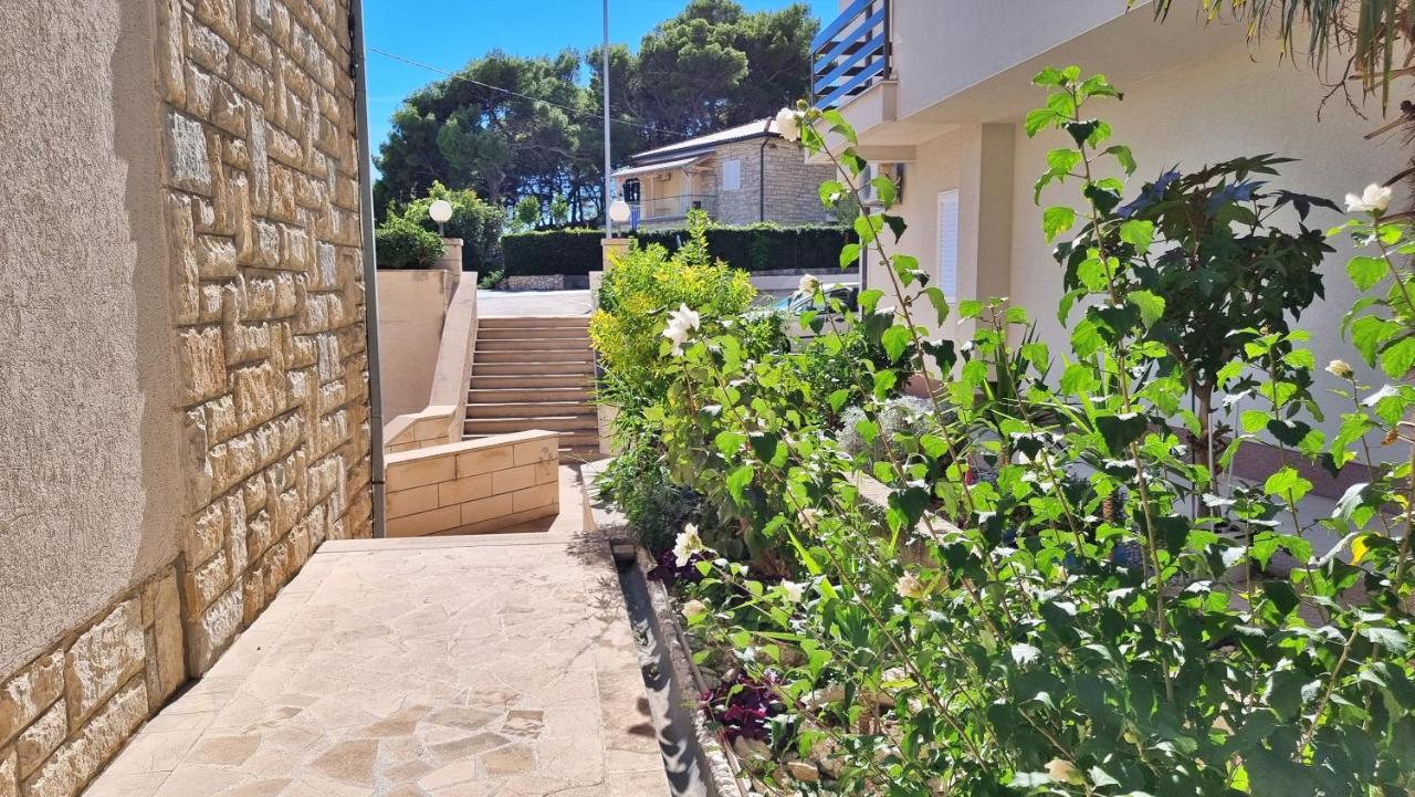 Three-Bedroom Apartment close to the Omis beach - B&B Duće
