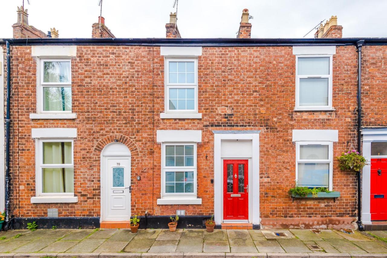 NEW! Gorgeous 2-bed home in Chester City Centre by 53 Degrees Property - Incredible location, Ideal for Small Groups - Sleeps 6! - B&B