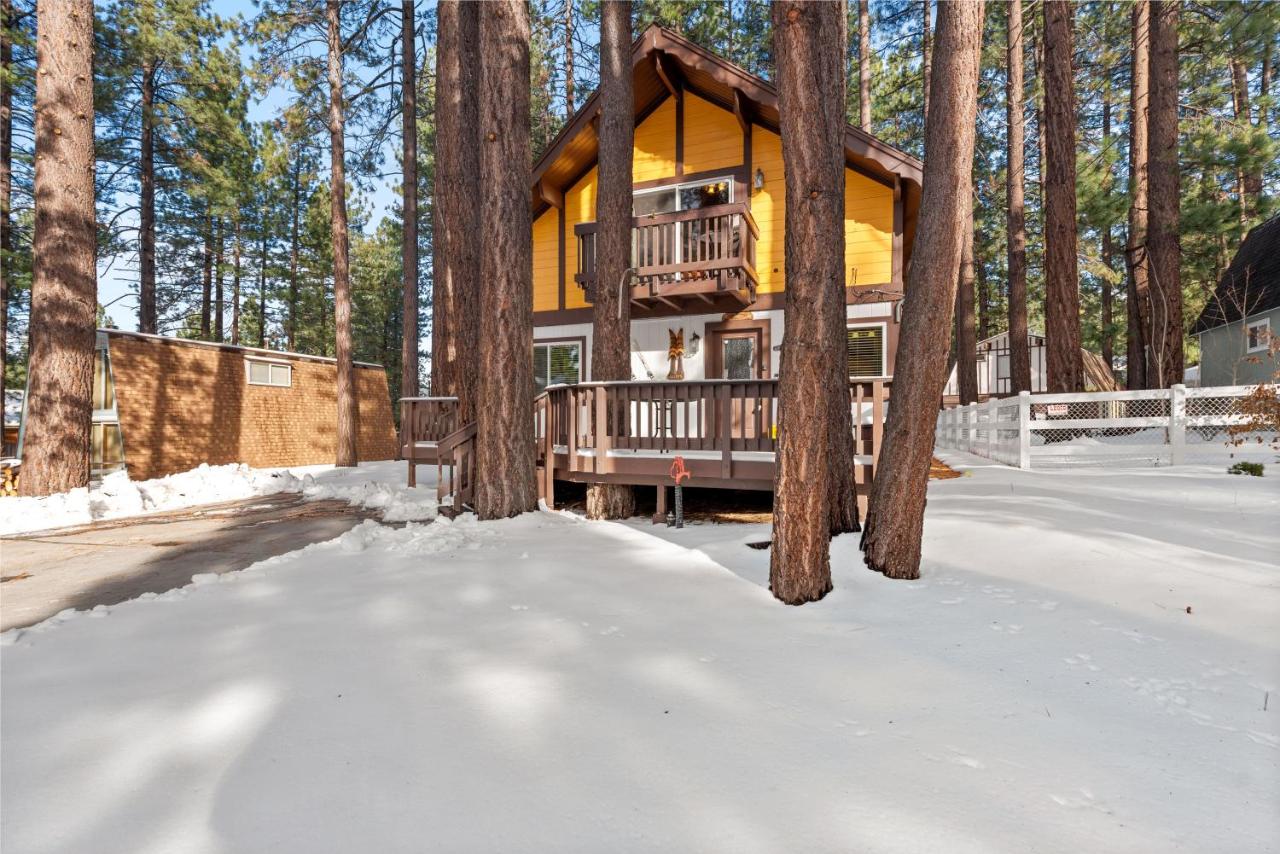 B&B Big Bear Lake - Snow Summit Chalet - Walk to Snow Summit with Hot Tub and Game Room! - Bed and Breakfast Big Bear Lake