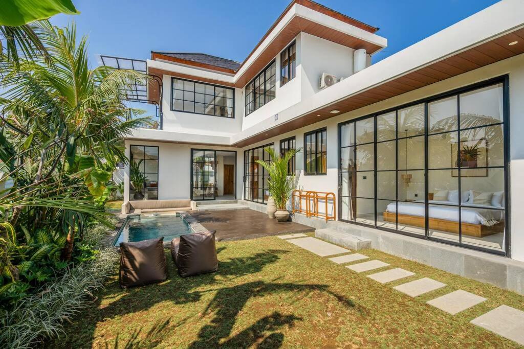 Luxe 4-Bedroom Villa - Private Pool & Fast Wi-Fi - B&B Canggu