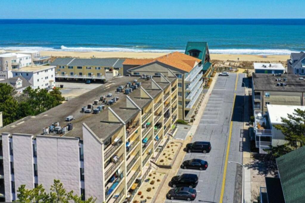 Fun & Comfy Beachside Getaway ~ King Bed ~ Balcony - B&B