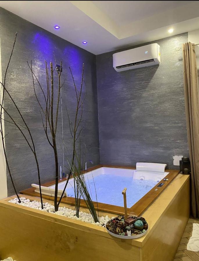 Queen Suite with Spa Bath