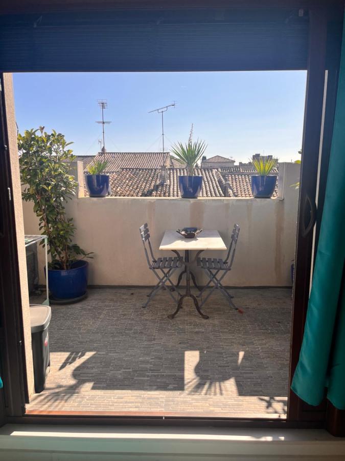 Belle chambre spacieuse, tropézienne, vue remparts, clim, parking - B&B Aigues-Mortes