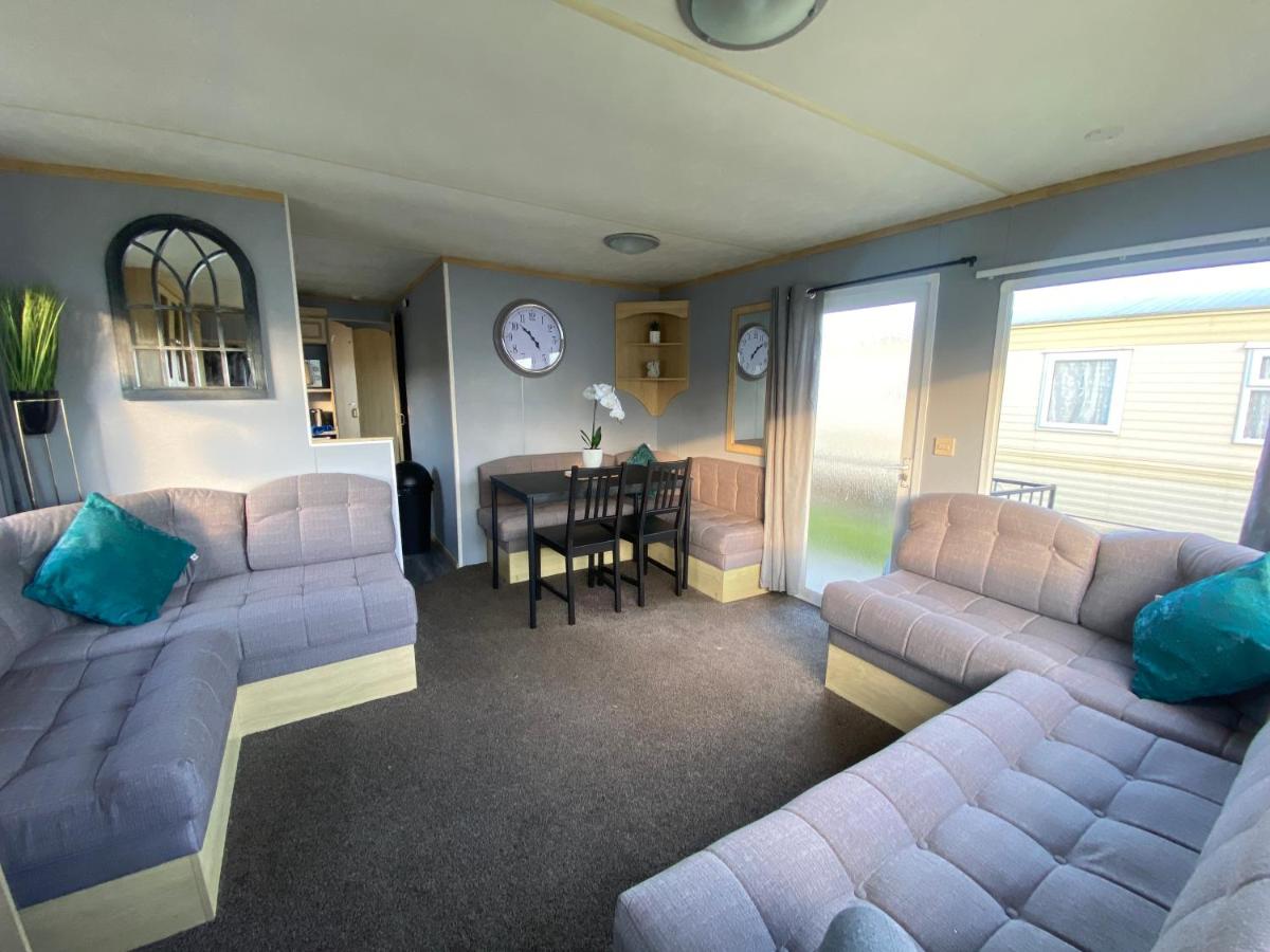 Seaview 190 - Ingoldmells - pet friendly, WiFi, bed linen - Close to beach and Fantasy Island - Meadow Lakes Caravan & Lodge Hire - B&B