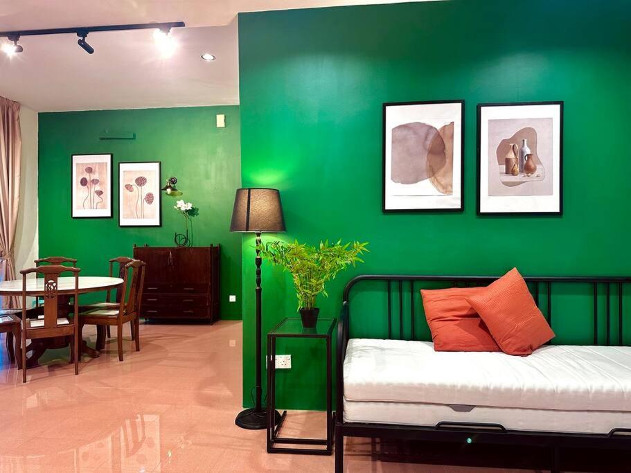 (New) Beachside Antique Villa@14 pax - B&B George Town