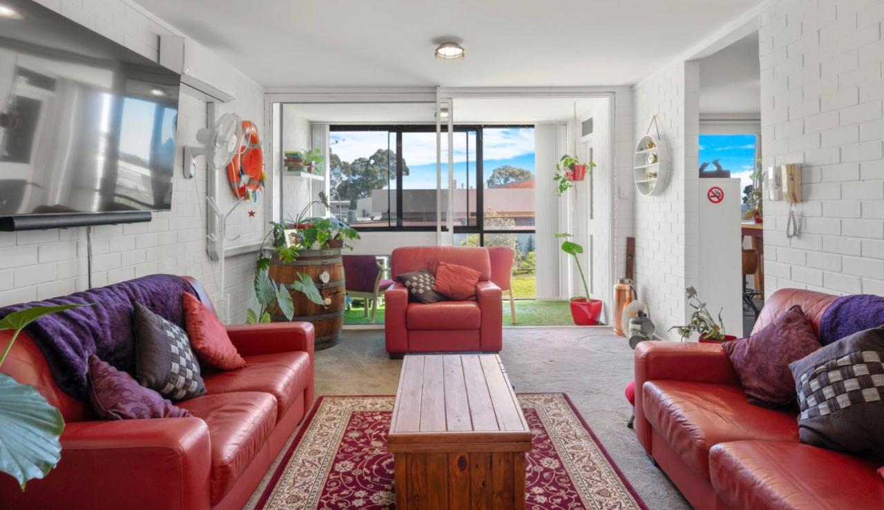 B&B Fremantle - A Larger Slice of Fremantle 3bed apt. Wifi-Netflix - Bed and Breakfast Fremantle