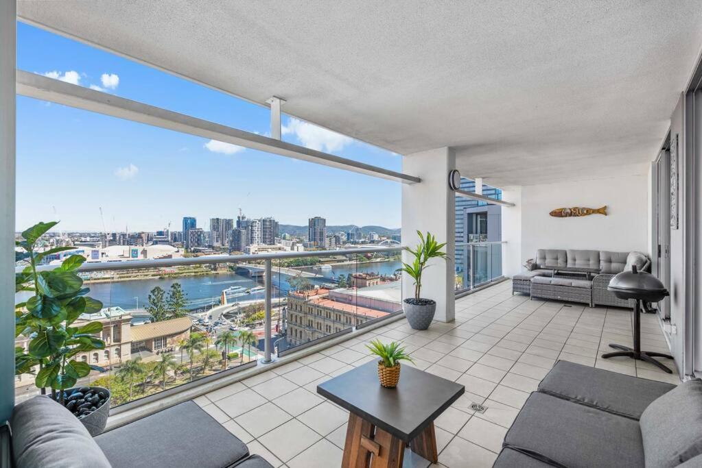 Dress Circle! 2Bed/2Bath/1Car/Amazing Views ~ CBD - Bed and Breakfast Brisbane