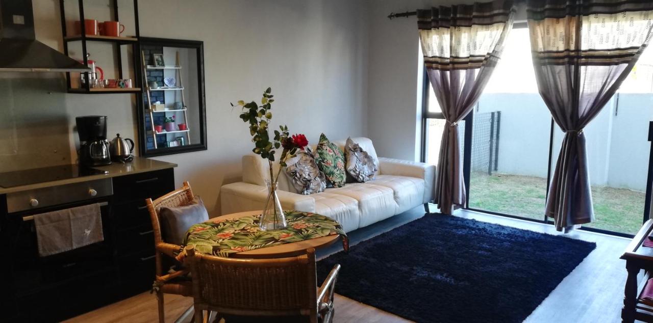 B&B Kaapstad - Designer Apartment for exclusive use in Buh-Rein Estate - Bed and Breakfast Kaapstad