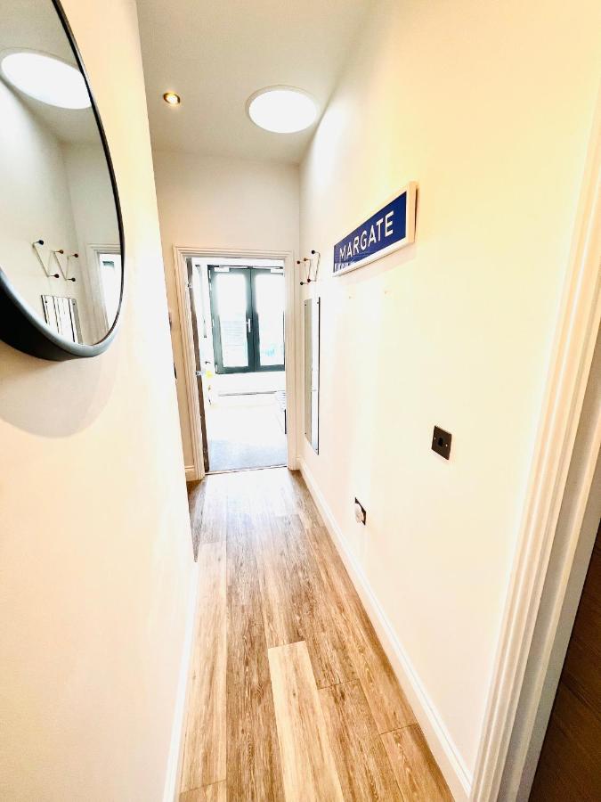The Penthouse Margate, Balconies, Sea View, Gated Parking, Air Con! - B&B