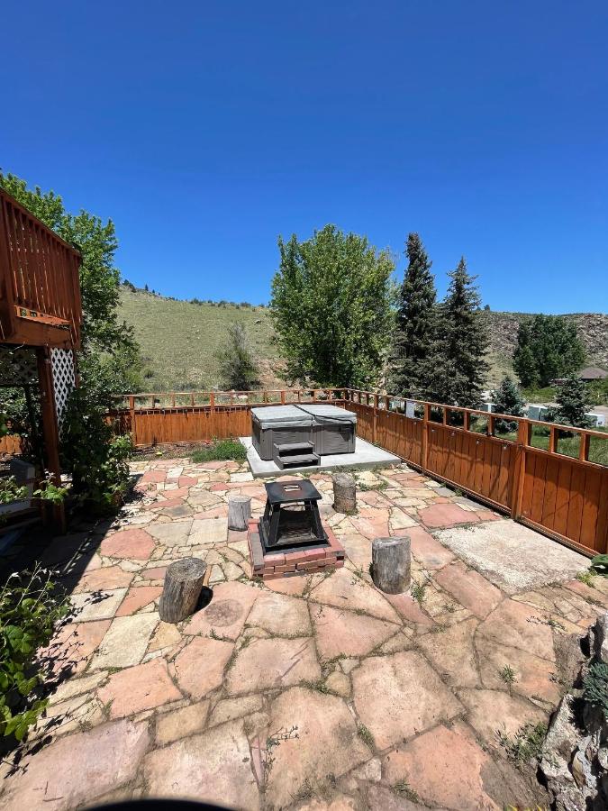 B&B Fort Collins - ATTACHED MOTHER-IN-LAW SUITE Soak in the hot tub, star gaze, enjoy the reservoir, hike, bike, kayak and more - Private floor, entrance, terrace and room and bathroom, not the full house - Bed and Breakfast Fort Collins