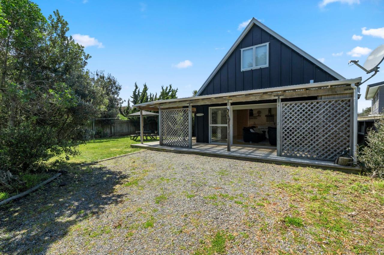 Beach Bliss Cabin - Foxton Beach Holiday Home - B&B
