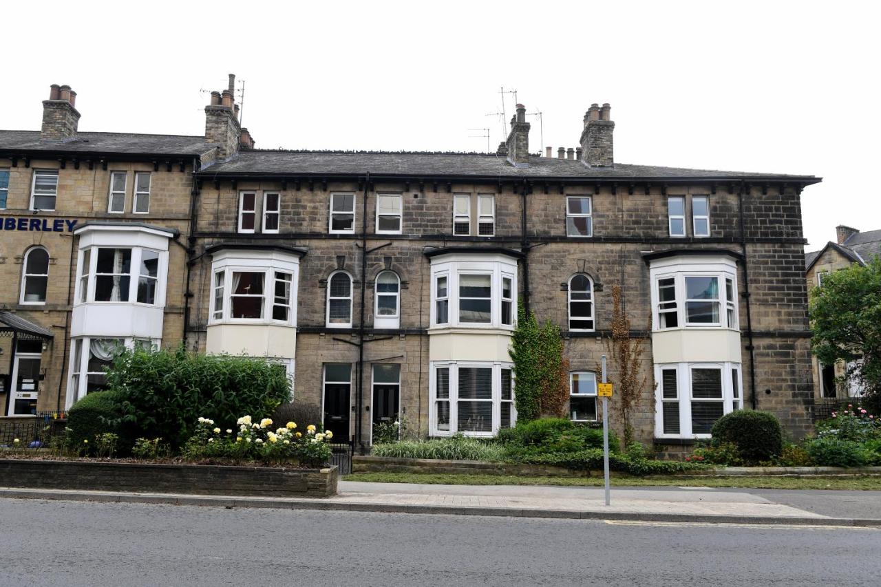 Harrogate Self Catering - King's View - Overlooking Harrogate Convention Centre -Private Parking - B&B