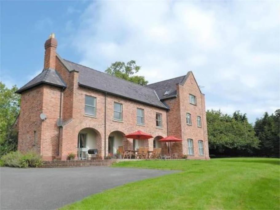 B&B Welshpool - Gaer Hall Guilsfield a country mansion with hottub - Bed and Breakfast Welshpool