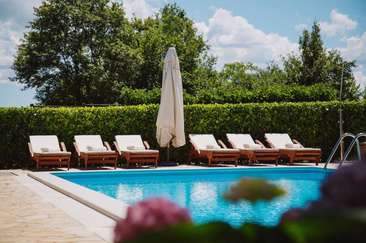 Family villa Kringa with pool in Tinjan - B&B Kringa
