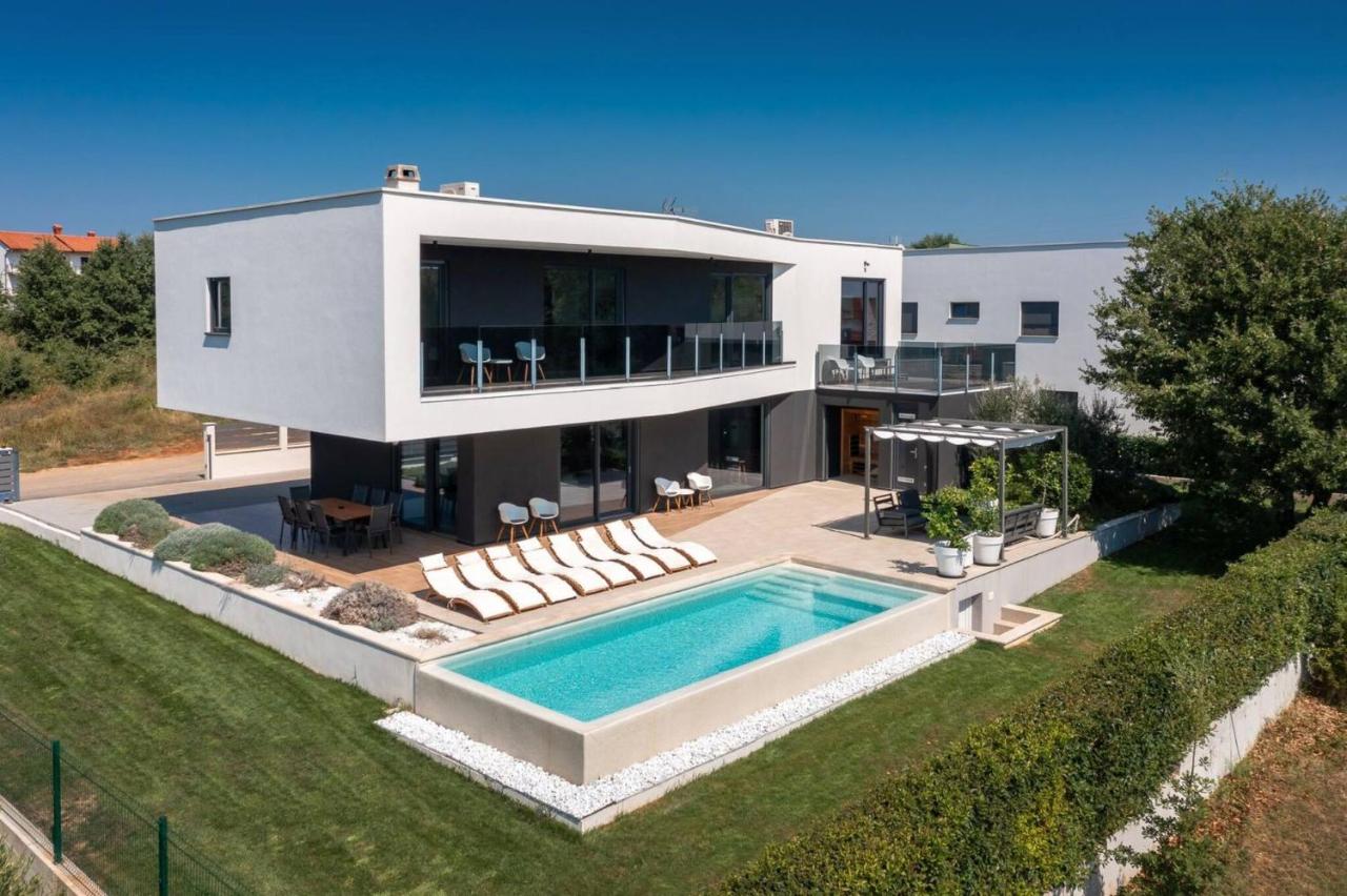 Modern villa Cormoran with pool in Porec - Ferienwohnung