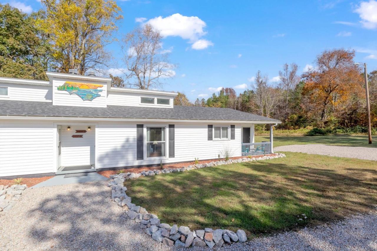 Beachy Getaway - Cozy and Secluded Lodge Home - B&B Knightdale