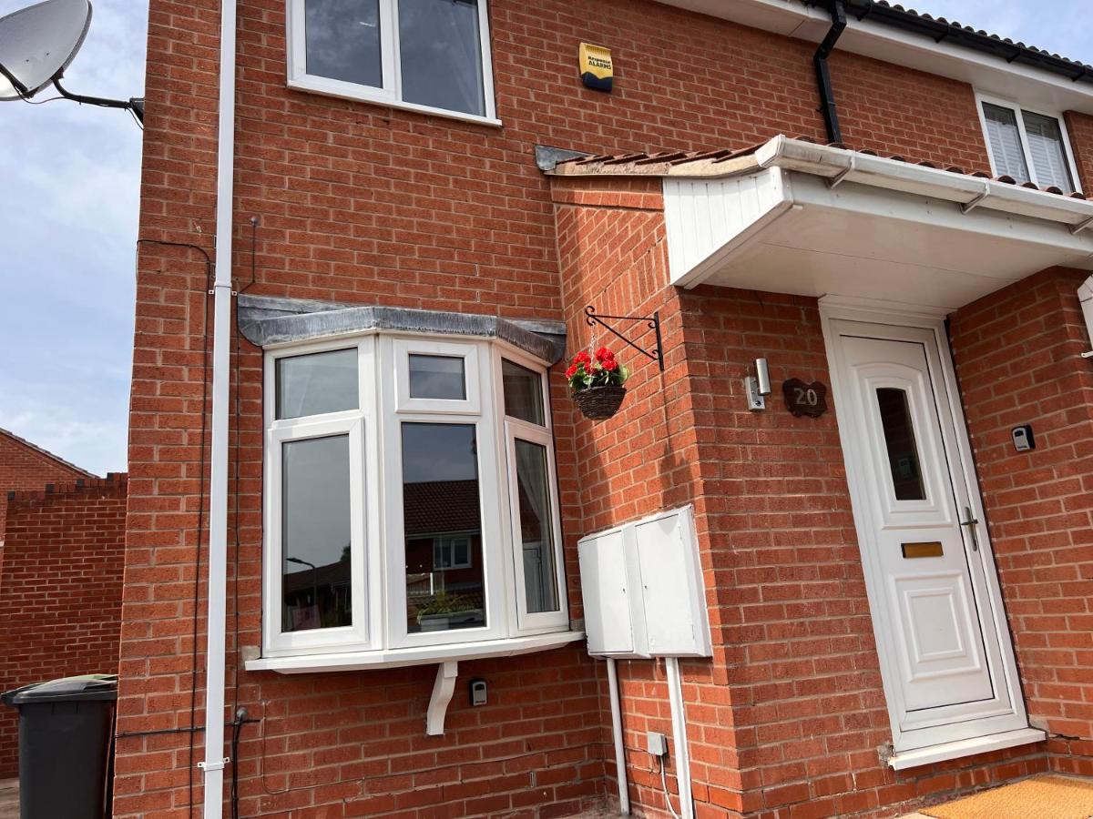 CONTRACTORS OR FAMILY HOUSE - M1 Nottingham - IKEA RETAIL PARK - CATKIN DRIVE - 2 Bed Home with Driveway, private garden, sleeps 4 - TV'S in all rooms - Bed and Breakfast