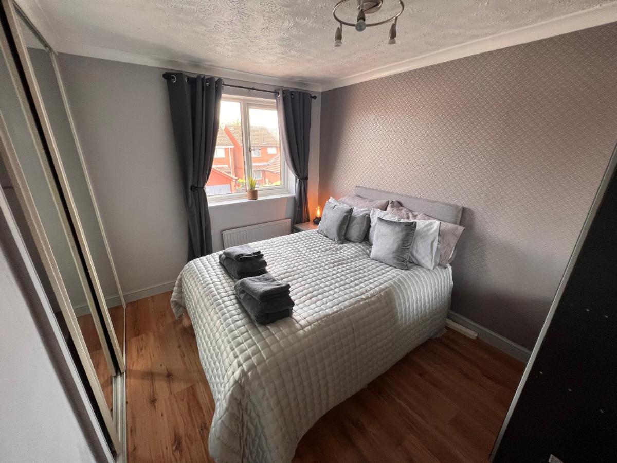 B&B Giltbrook - CONTRACTORS OR FAMILY HOUSE - M1 Nottingham - IKEA RETAIL PARK - CATKIN DRIVE - 2 Bed Home with Driveway, private garden, sleeps 4 - TV'S in all rooms - Bed and Breakfast Giltbrook