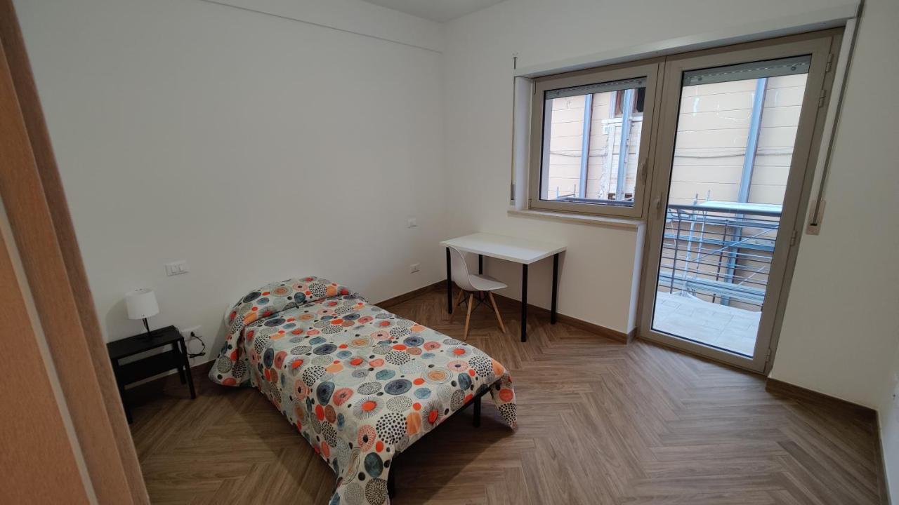 Camera Doppia con Letti Singoli e Bagno in Comune