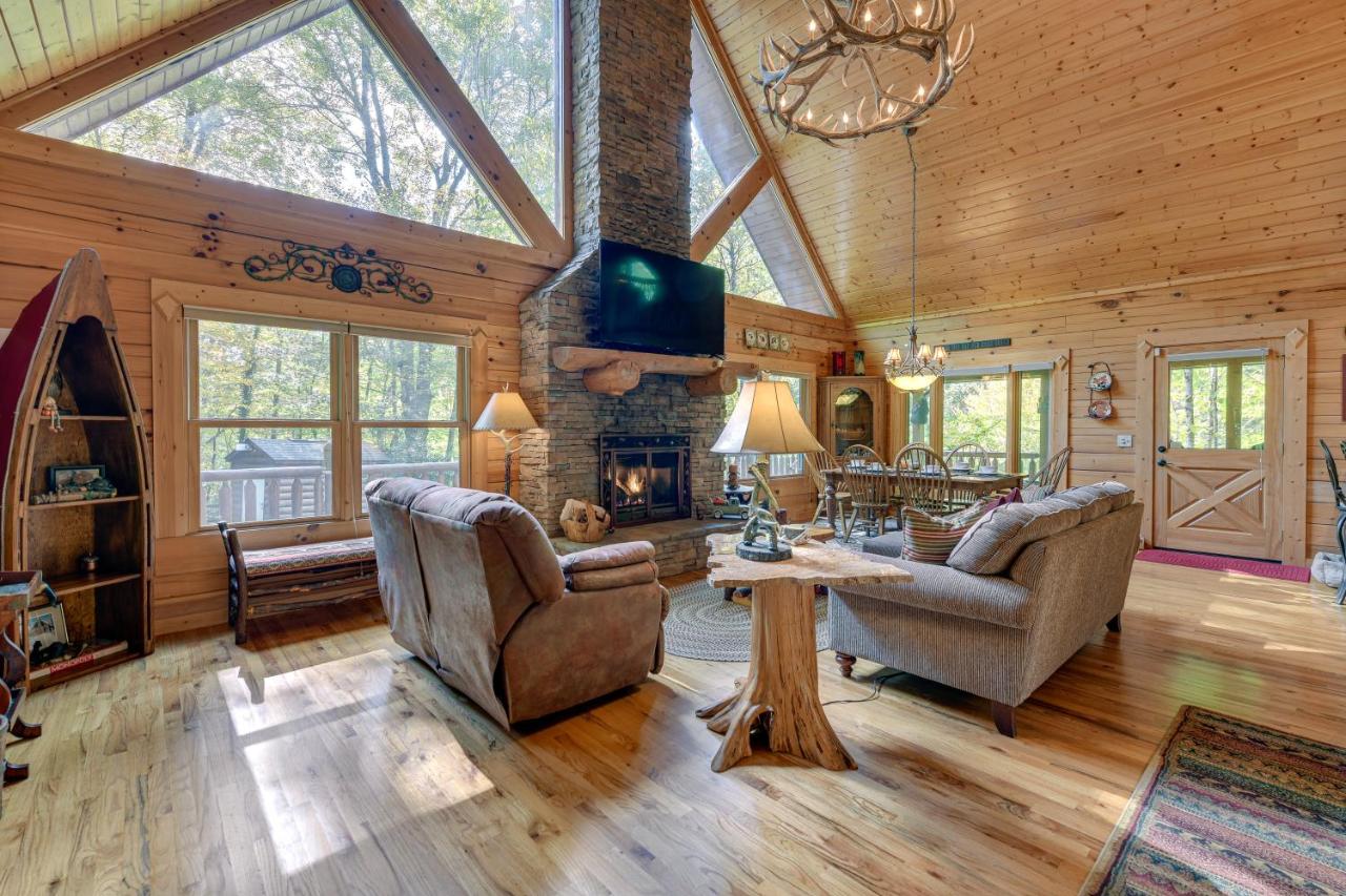Creekside Maggie Valley Cabin 2 Mi to Skiing! - B&B