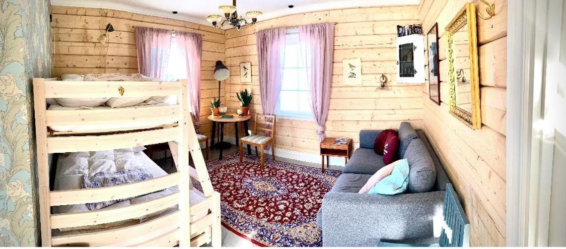 Stuga på hästgård med sjöutsikt - B&B Frösö