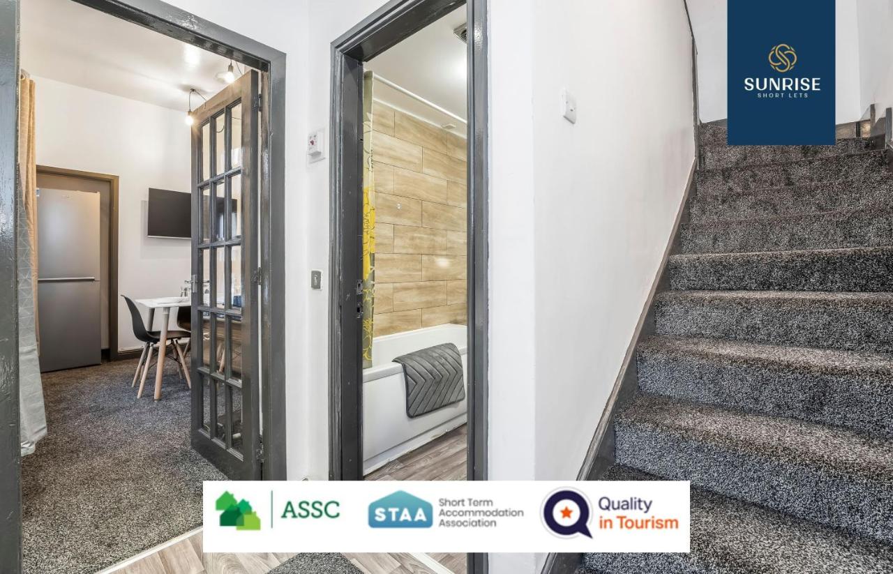 LAW 3 - DIGS - 2 rooms, 4 Double Beds, Fully Equipped, Free Parking, WiFi, 3xSmart TVs, Groups, Families, Food, Shops, Bars, Centrally Located, Short or Long Stays, INVOICE and REDUCED PRICE only via SUNRISE SHORT LETS Dundee - B&B
