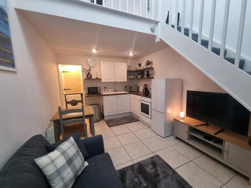 Cosy Moat House Cottage #6 - Bed and Breakfast