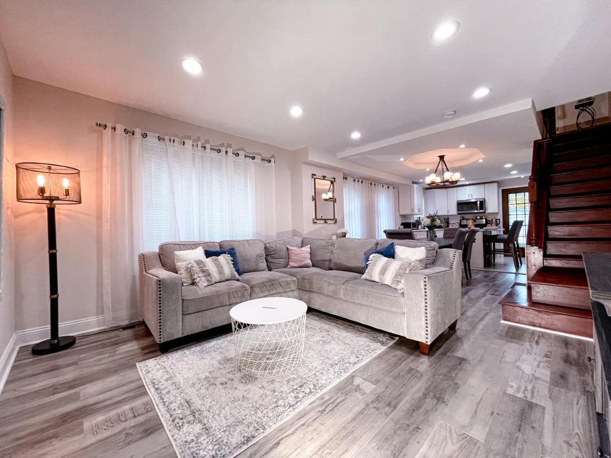Cheerful & Modern Home w/ a Walkout Deck Area - Chambres d’hôtes Glenside