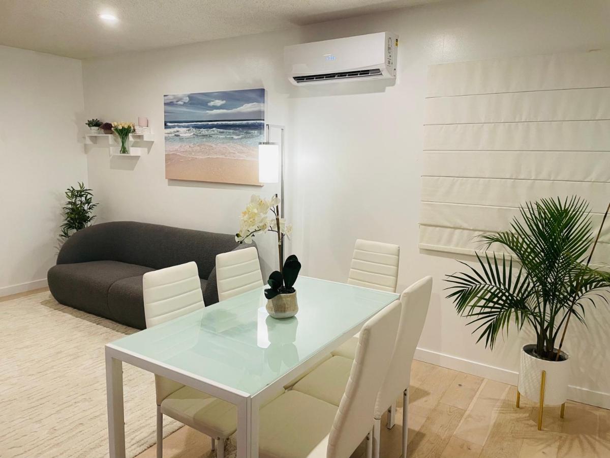 B&B Manhattan Beach - Vacation House 2-Bedroom 1 Bathroom in Beach Town with Full size Kitchen and free onsite parking and laundry - Great for solo, couple, family and business travelers - Bed and Breakfast Manhattan Beach