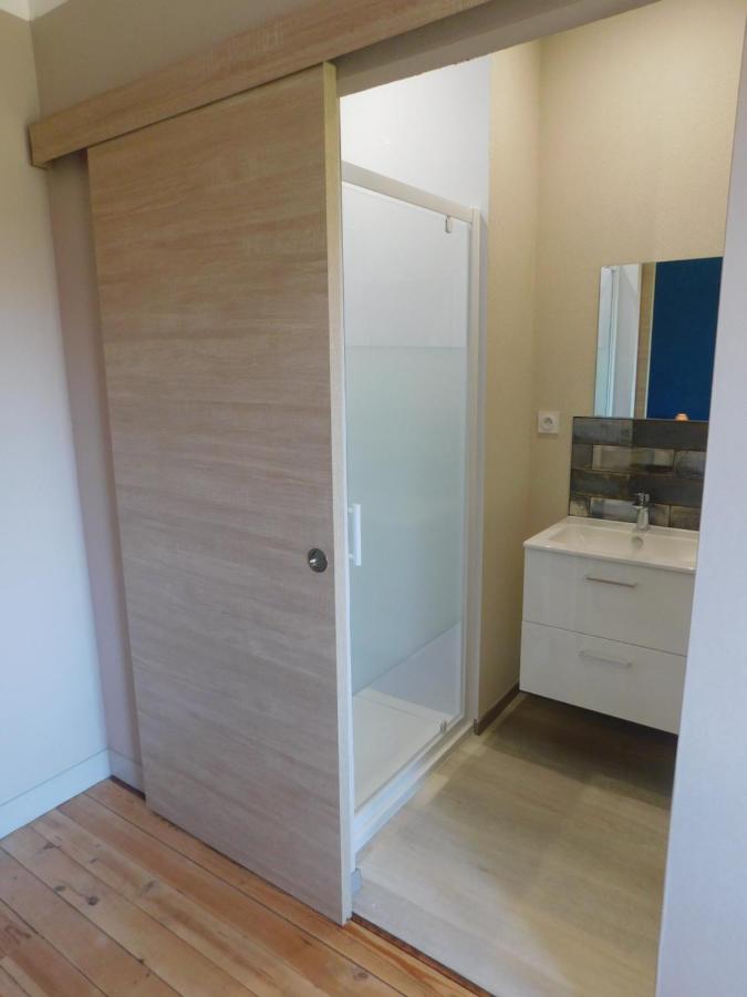 Tweepersoonskamer met 2 Aparte Bedden en Douche