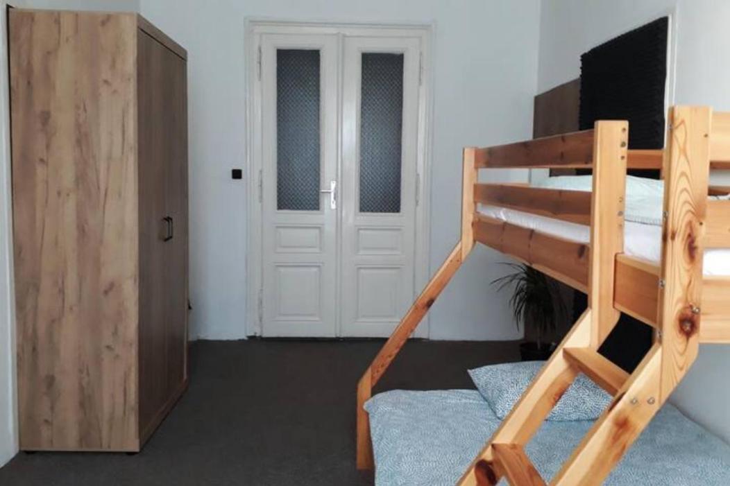 Chambre Lits Jumeaux avec Salle de Bains Commune