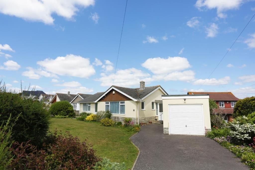 BOURNECOAST - BUNGALOW by HENGISTBURY HEAD and SANDY BEACHES - HB5830 - B&B