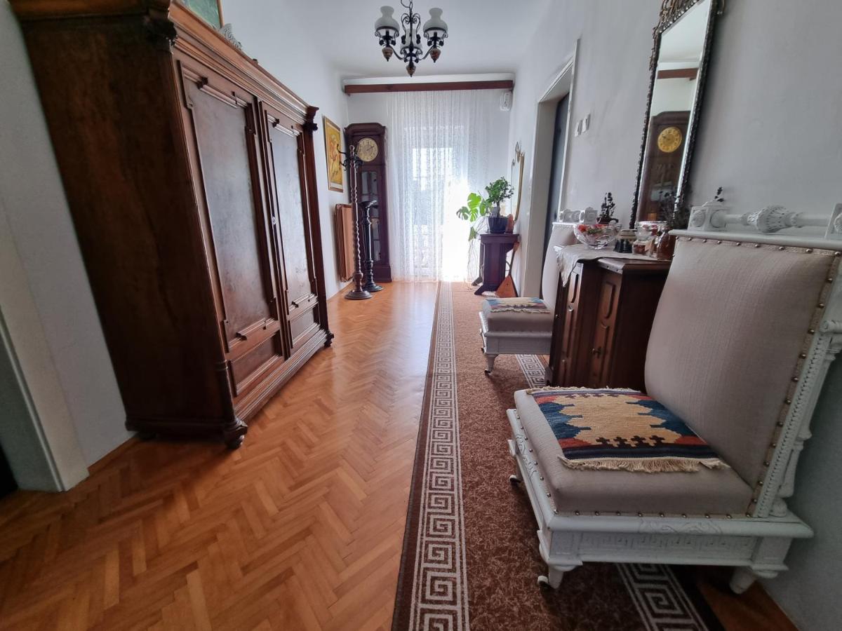 Deze driepersoonskamer heeft een gedeelde badkamer.