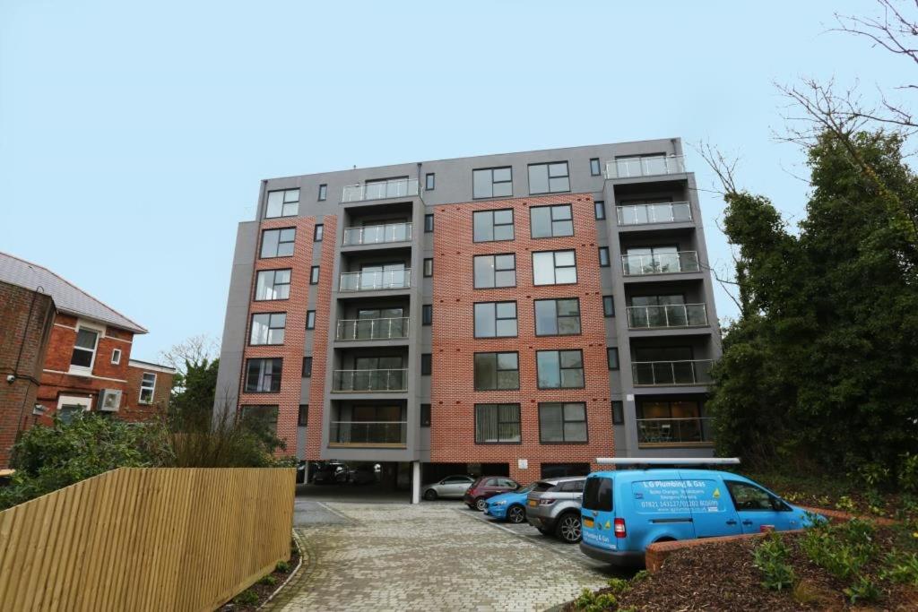 BOURNECOAST: MODERN FLAT NEAR TOWN CENTRE - FM6275 - B&B