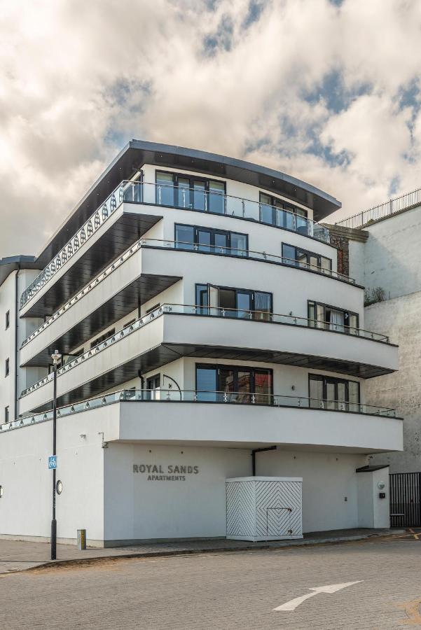 Beachside: New two bedroom apartment with parking - B&B Kent