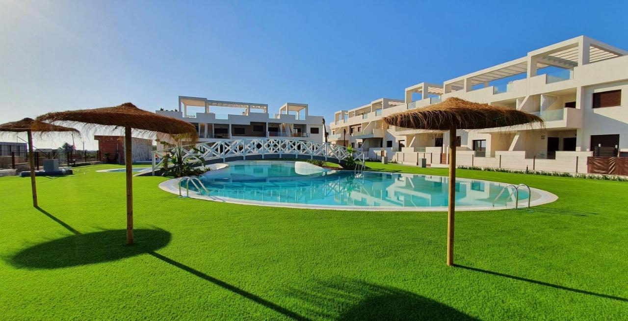 Beautiful Condo in Laguna Beach Resort overlooking Laguna Rosa In Torrevieja With 2 Bedrooms and 2 Bathrooms - Chambres d'hôtes Torrevieja