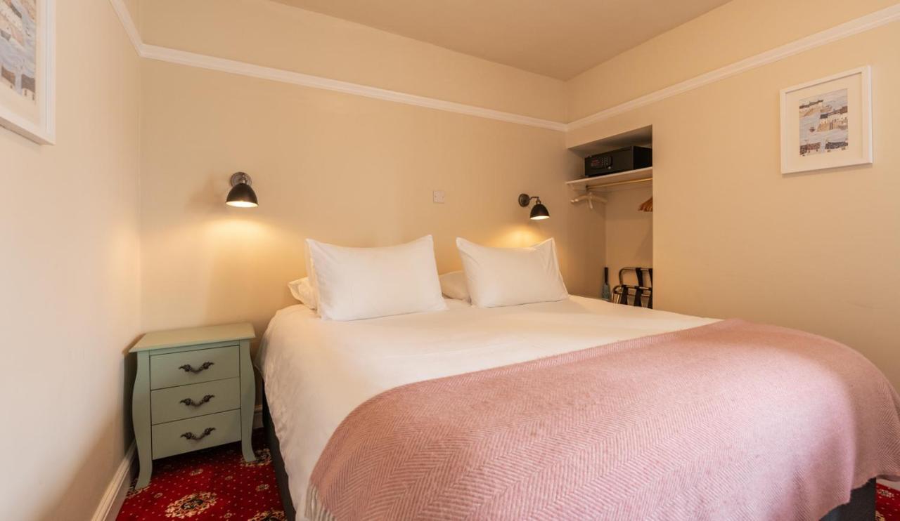Zimmer mit Kingsize-Bett