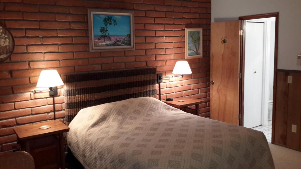 Zimmer mit Queensize-Bett und Gartenblick