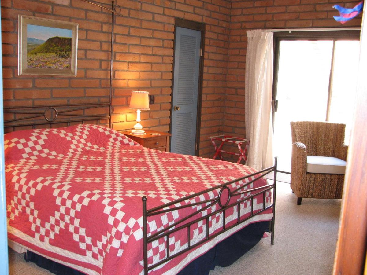 Zimmer mit Queensize-Bett und Gartenblick