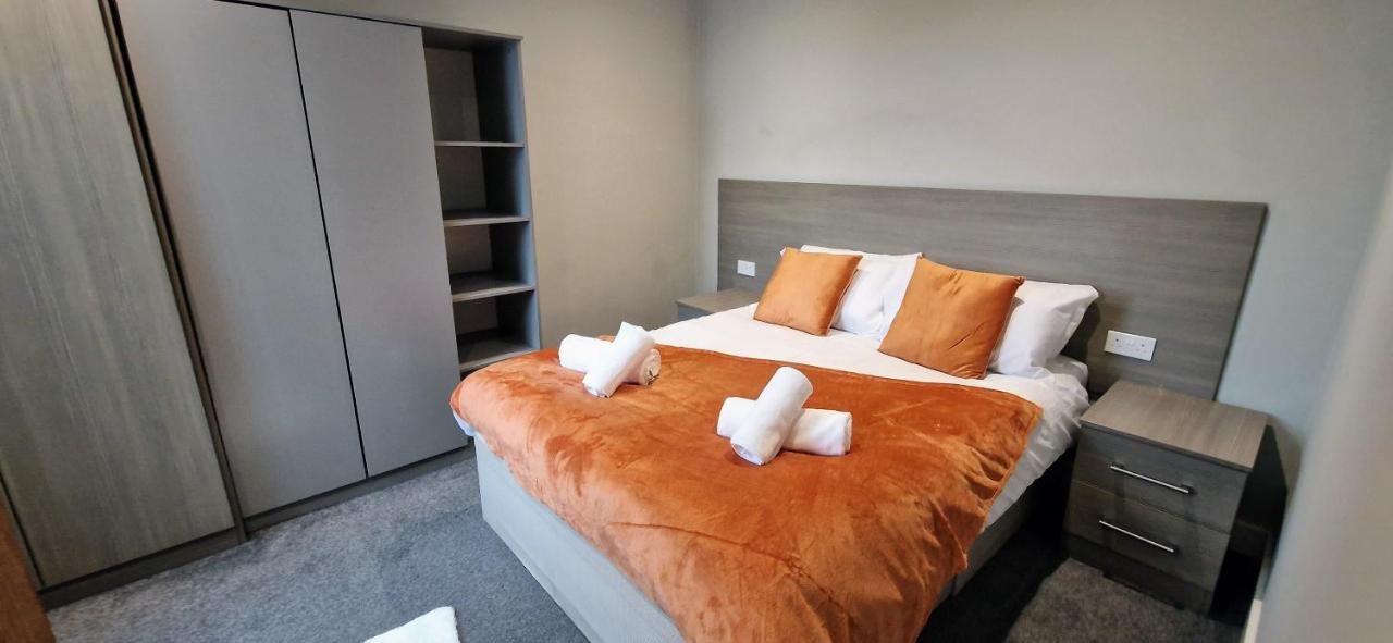 Central Reading Modern 3BR flat - Walk to station and high street - B&B