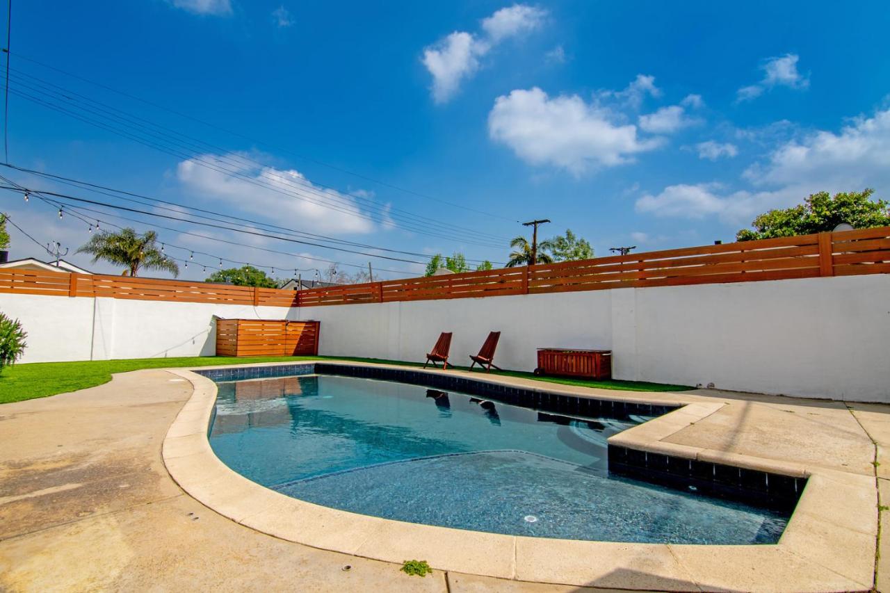 Beautiful Large Home + Pool - B&B
