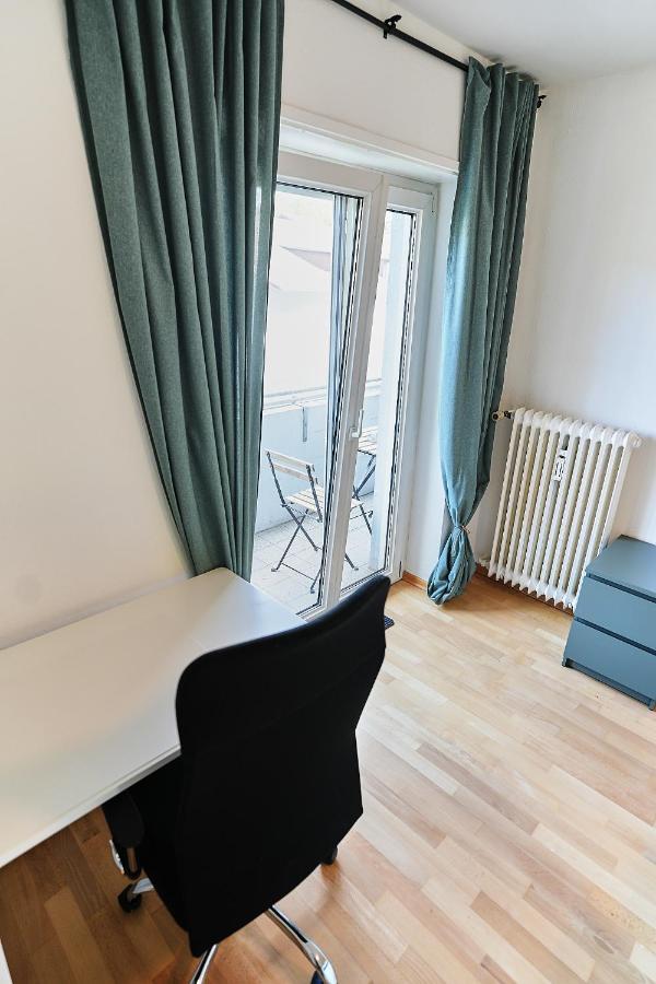 N2 Centrally Located 3-Room Apartment with Balcony or individual Rooms - B&B